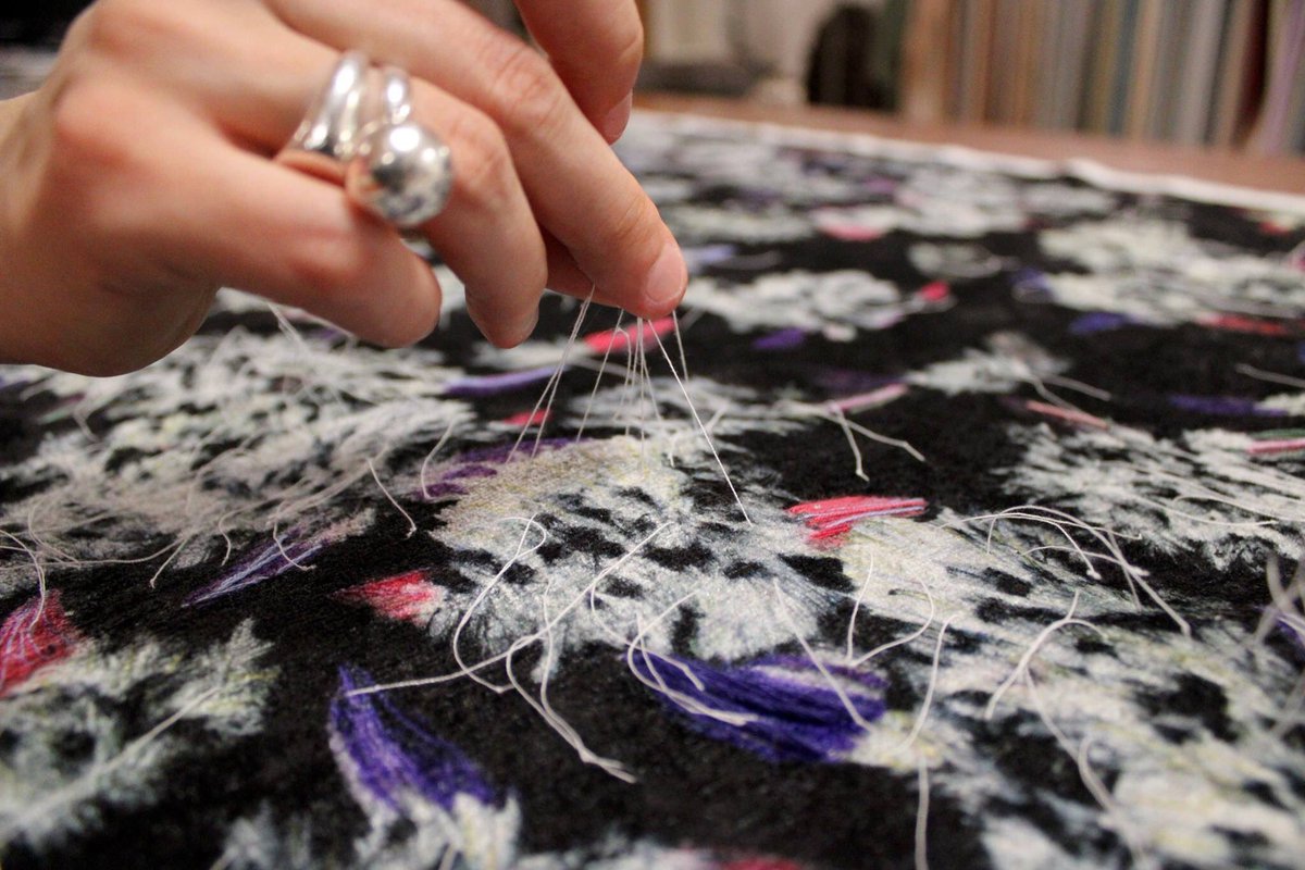FondazioneDZ's tweet photo. STEP 6
#residenzadartista #artecontemporanea #tessuti #arte #industria #creativita
#DZTextile
Mani che lavorano. 
#ElenaHamerski ha deciso di intervenire, sulla stampa floreale realizzata partendo da un suo disegno su carta, con il ricamo per dare una ulteriore vita al tessuto https://t.co/wFKFlwB0zL