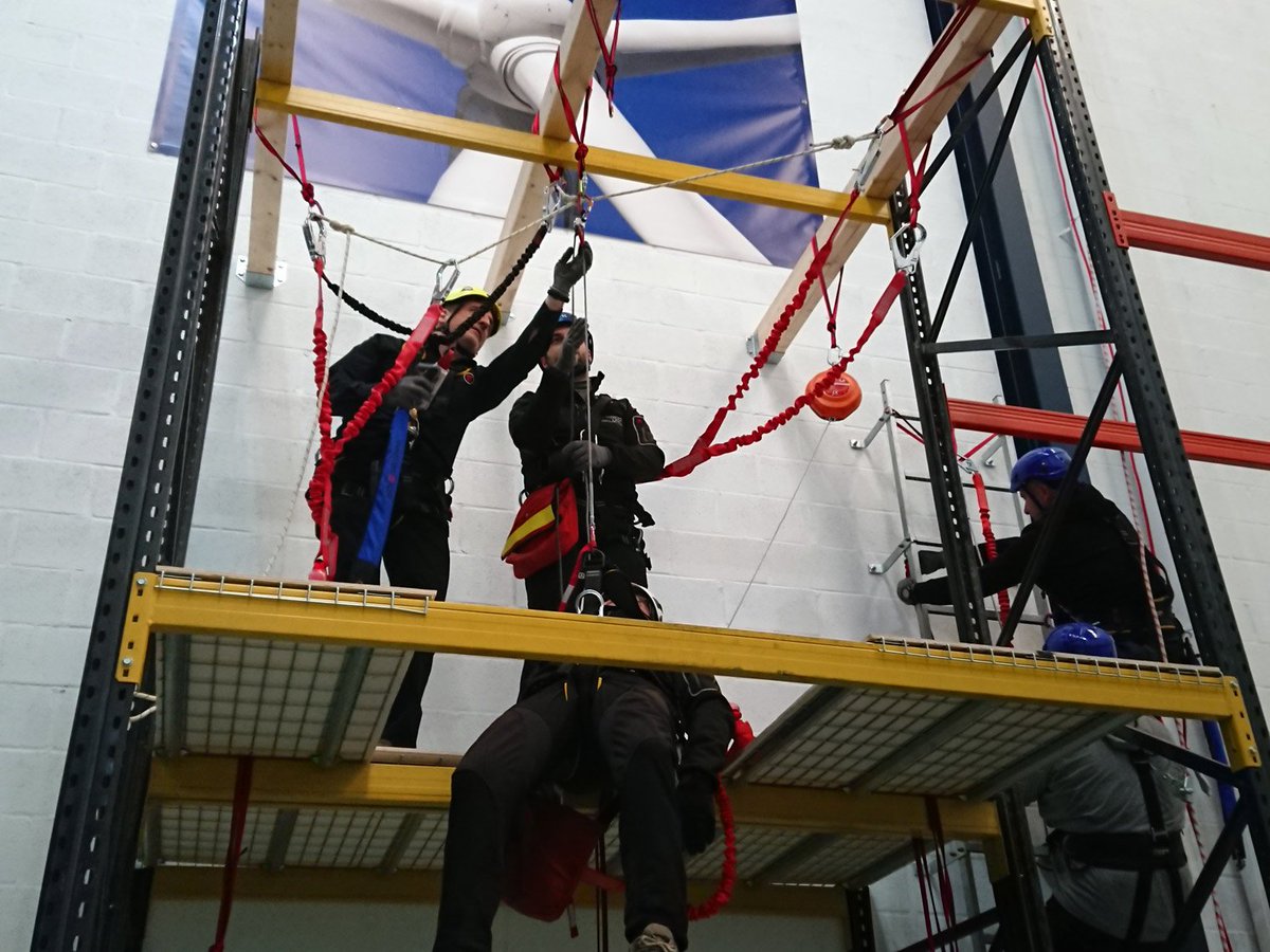 Protecttion's tweet photo. Estamos de vuelta, la semana pasada estuvimos en #WindEurope2019 y hoy estamos concluyendo nuestro último curso para trabajo y rescate en altura.

We are back, last week we were at #WindEurope2019 and today we are concluding our latest course for work and rescue at height. https://t.co/T4d7u4U01y