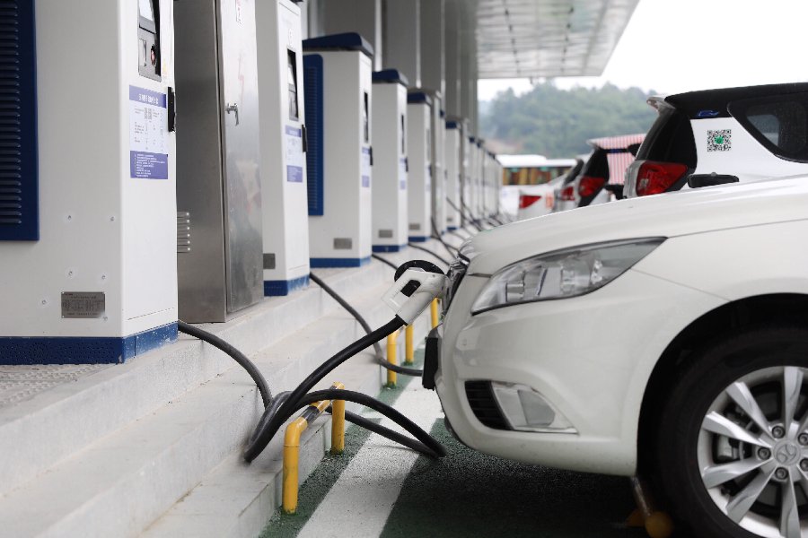 XHNews's tweet photo. Going strong! China's e-vehicle market will continue to grow in second quarter, here's why: https://t.co/fC4ola5DvS https://t.co/MzD9w1slIV