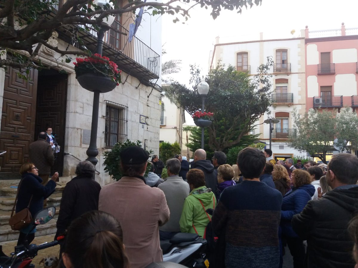 Ahir vam estar a la Plaça de l'ajuntament de Vinaròs protestant pel darrer feminicidi als Països Catalans.

#NiUnaMenys #TerrorismePatriarcal #ProuFeminicidis #EnsVolemVives