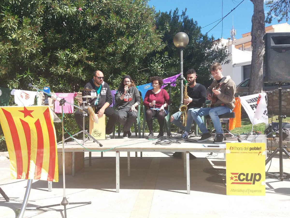 Estem molt contentes i molt agraïdes de la rebuda i l'escalf que vam rebre per part de les assistents el passat diumenge 7 a la Plaça de la Bassa durant la presentació de la llista electoral de la CUP Alcanar - les Cases. 

A continuació vos dixem amb algunes fotos de la jornada.