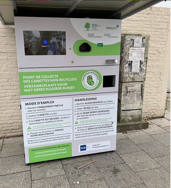 ULBruxelles's tweet photo. Hier, la Région bruxelloise a lancé un projet pilote de « prime retour » pour les canettes. Le campus du Solbosch fait partie des 3 espaces publics qui accueillent ce test ! 
Découvrez cette belle initiative : https://t.co/xS7MS2iuAK #ulbengagée https://t.co/SOpkA3CCy5