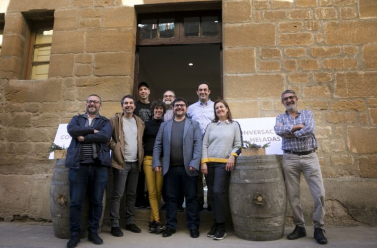"Aquel pasado está en nosotros. Somos los herederos de aquel abandono, y a veces lo seguimos abandonando porque no recordamos lo que fuimos":

apicius.es/noticias/25474…

Así fueron las #CCHH19 de <a href="/fernandohelado/">fernando saenz 🍦</a> &amp; <a href="/angyhelado/">Angelines González</a>