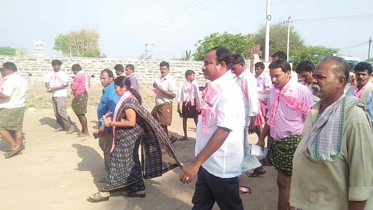 TrsRangu's tweet photo. జోగుళాంబ గద్వాల జిల్లా   
అలంపూర్ - నియోజక వర్గం   
TRS పార్టీ   MP అభ్యర్థి పోతుగంటి రాములు గెలుపు కోసం గడప గడప ప్రచారం పాల్గోన  రంగు.సుమలత https://t.co/xTzexdDAL4