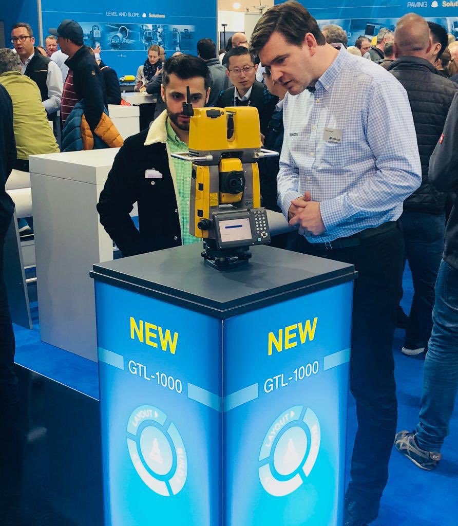 Wilt u weten hoe onze technologie uw werkprocessen kan versnellen en verbeteren? Bezoek ons op <a href="/baumaOfficial/">bauma Official</a> in hal A2, Stand 249, ons team staat klaar om u er alles over te vertellen en te laten zien! #bauma2019 #bauma #infrastructure #earthworks