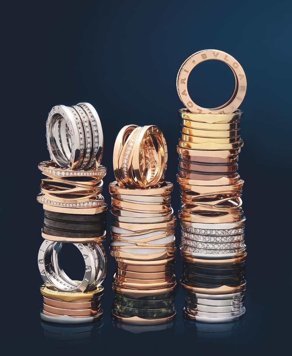 esquire_thai's tweet photo. #KrisWu กลับมาฉลองครบรอบ 20 ปีของเครื่องประดับตระกูล  B.zero1 ของ Bvlgari  ซึ่งเขาเลือกสวมใส่แหวนจากตระกูล B.zero1 ที่มาในสี Rose Gold เป็นครั้งแรกพร้อมกับมีการสลักคำว่า “XX Aniversary” ไว้เป็นที่ระลึกฉลอง 20 ปีไว้ด้านในด้วย

#EsquireInStyle #EsquireThailand #Bulgari #Bvlgari https://t.co/hLhlijv9oA