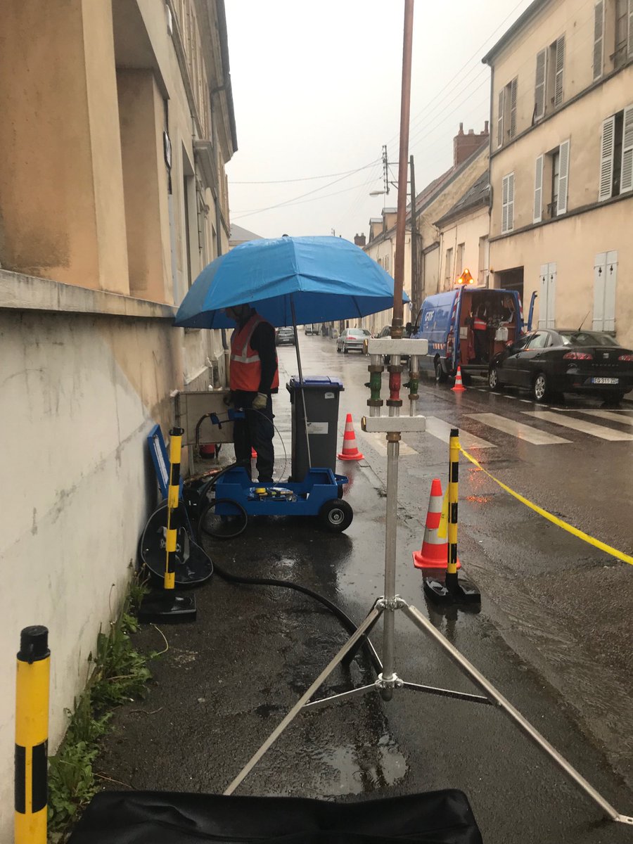 Même pas peur de la pluie à Chateau-Thierry🌧, on protège nos branchements pour plus de sécurité ! Bravo à Anthony et Nicolas 💪#GRDFNO ⁦@RomainEquine⁩ ⁦<a href="/PascalC_Thai/">Pascal CHEVRE</a>⁩