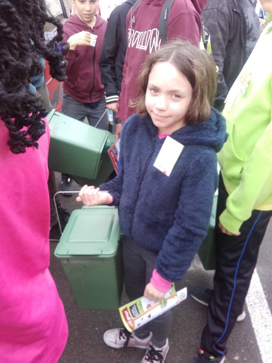 FranceLoire's tweet photo. Installation de 2 bacs à #compost par les 11 P'tits Ambassadeurs de la Propreté de la résidence Dauphine avec @OrleansMetropol, les habitants et l'équipe de l'agence ! #jaimemaresidence https://t.co/PihUEToueN