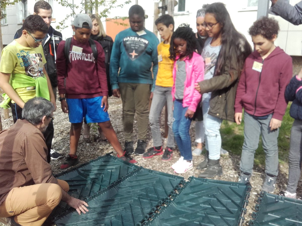 FranceLoire's tweet photo. Installation de 2 bacs à #compost par les 11 P'tits Ambassadeurs de la Propreté de la résidence Dauphine avec @OrleansMetropol, les habitants et l'équipe de l'agence ! #jaimemaresidence https://t.co/PihUEToueN