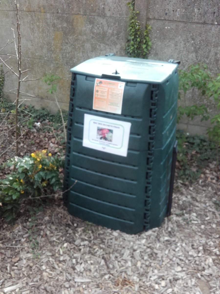 FranceLoire's tweet photo. Installation de 2 bacs à #compost par les 11 P'tits Ambassadeurs de la Propreté de la résidence Dauphine avec @OrleansMetropol, les habitants et l'équipe de l'agence ! #jaimemaresidence https://t.co/PihUEToueN
