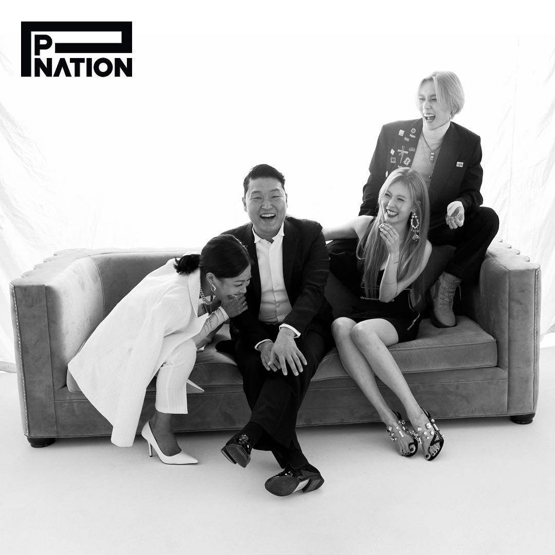 Hot_Hwasabii's tweet photo. Lo sguardo di chi ha capito di aver fatto un affare.
Le risate di chi sa che asfalterà l'agenzia musicale che li ha cacciati.
#HyunA #Jessi #edwan #PSY #PNATION https://t.co/QATZuuywda