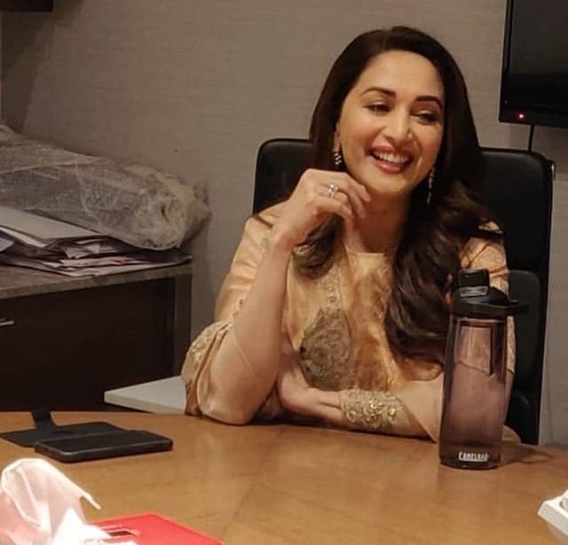 Ankita44333894's tweet photo. Ufff what a smile she has. I thought Mam will definitely kill millions of people today by her incredible https://t.co/uybHuXbbHE @MadhuriDixit #kalankpromotion @MadhuriEmpress https://t.co/3MBclc8EQA