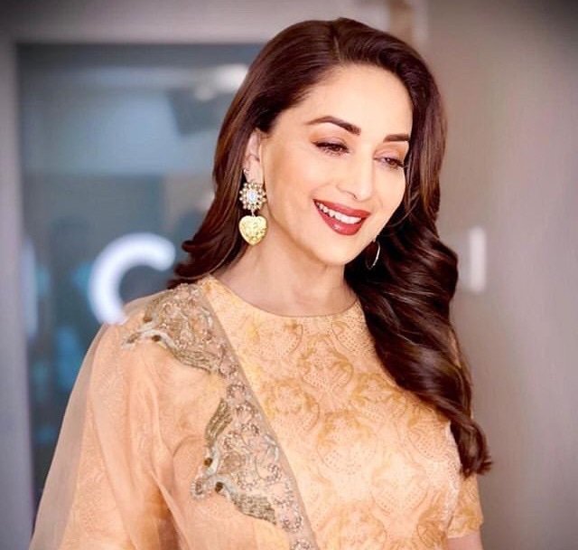 Ankita44333894's tweet photo. Ufff what a smile she has. I thought Mam will definitely kill millions of people today by her incredible https://t.co/uybHuXbbHE @MadhuriDixit #kalankpromotion @MadhuriEmpress https://t.co/3MBclc8EQA