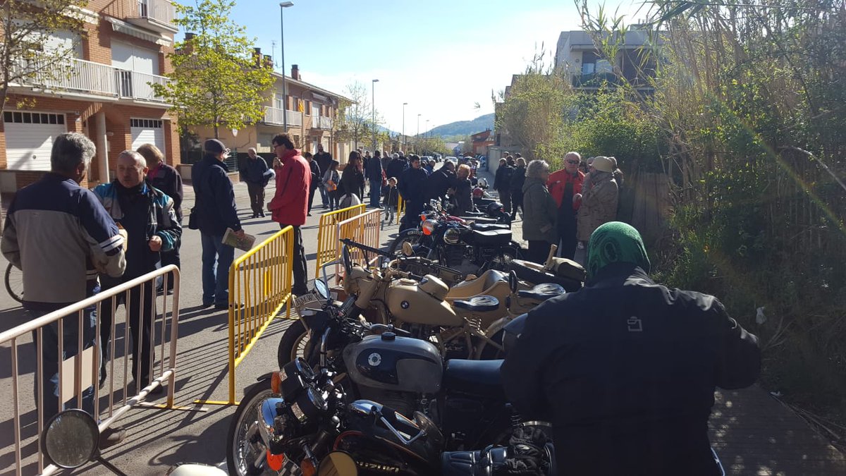 santjoanfontsaj's tweet photo. Celebrada la XXIII Trobada de Motos Antigues a #santjoanlesfonts
El passat diumenge tot tipus de motos antigues van aplegar-se al poble i van lluïr-se per tota la comarca amb la ruta prevista, finalitzant la diada amb un 
un dinar de germanor.

+Info https://t.co/SbRaHYachD https://t.co/4ULrNawKpe
