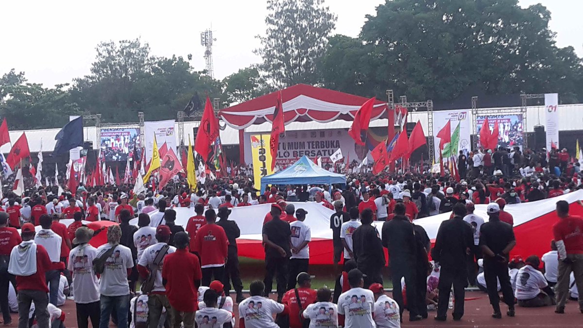 TMPKendal's tweet photo. Luar biasa antusian rakyat untuk mendukung @jokowi ,
#PutihkanSolo @PDI_Perjuangan @PDIPKabSragen @pdipsurakarta https://t.co/859WboMDta
