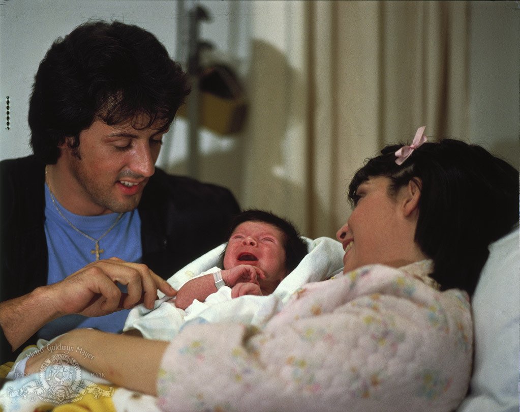 Rocky II (1979) <a href="/Stasera_in_TV/">StaseraInTV</a> <a href="/TV8it/">TV8</a> h. 23.30
Nella prima bozza della sceneggiatura l’incontro finale con Apollo Creed aveva luogo all’interno del Colosseo, a Roma. Adriana guarda il match da casa perché l'attrice era impegnata nelle riprese di un altro film #rocky #StaseraInTV