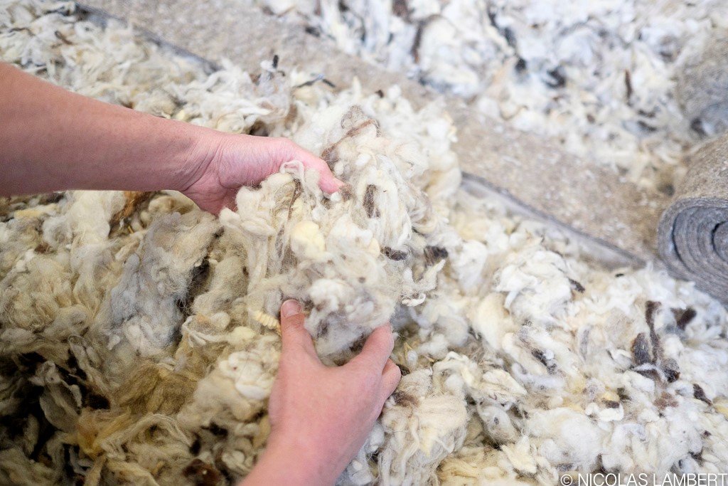 Raw wool as insulation. Anyone who has handled rockwool will appreciate this photo. To insulate a roof of 150m² requires 1.5 tons of wool (10 kg per square meter, 25 cm thick). White wool costs €0.60/kg and black wool €0.25/kilo. That is €375 for whole roof. Not bad at all.
