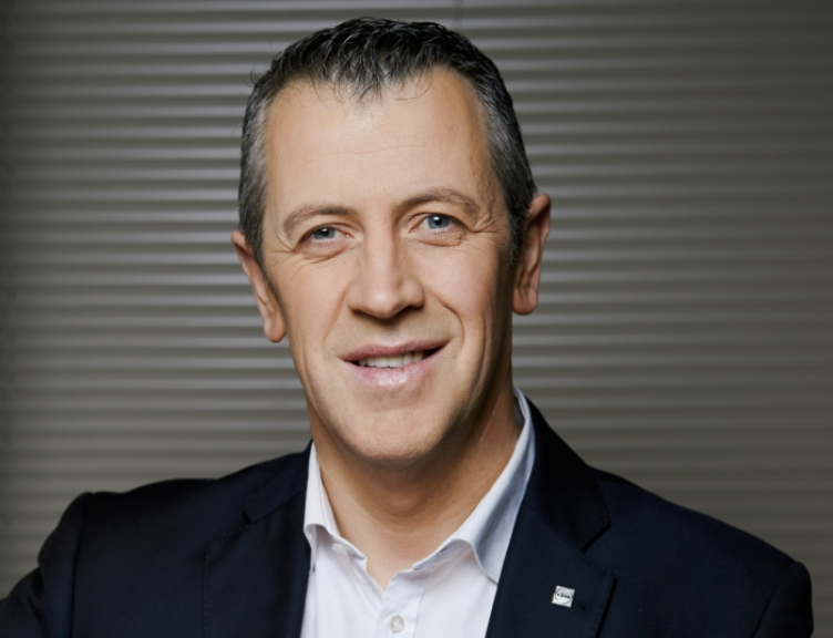 lidlfrance's tweet photo. Qui sera élu Personnalité Marketing de l'année ? 🏆
👉 Votez pour Michel Biero, Directeur Exécutif Achats et Marketing de @lidlfrance ➡️ https://t.co/ASZn22lS68
Rdv ici pour découvrir son portrait : https://t.co/yHAM8mpg0X 

@Emarketing_fr https://t.co/mfCirOBX3p