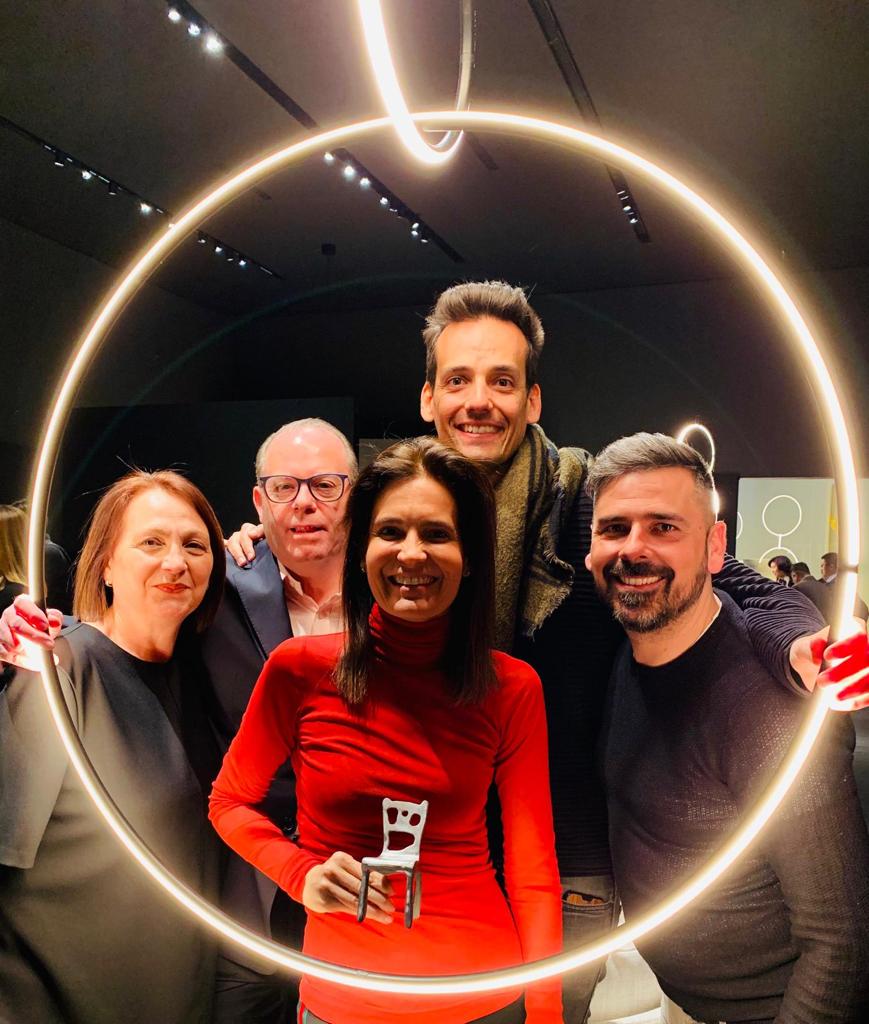 pepecabrerashop's tweet photo. El equipo de #PepeCabrera visita estos días el @iSaloniofficial en Milán, para estar a la vanguardia de las últimas novedades del #diseño. Hoy hemos estado en el stand de #Flos y @BeB_Italia con Joaquin Selma, delegado para España y Portugal de esta última marca. https://t.co/9g4iqKBqHE