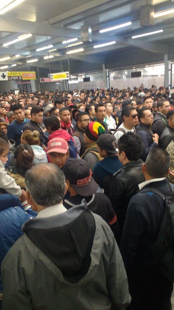 MVSNoticias's tweet photo. ATENCIÓN Colapsa Linea 9 del STC @MetroCDMX por falla en el suministro eléctrico. Está cerrado de la terminal Pantitlán hasta Velódromo; sólo está habilitado de esa estación hasta Tacubaya https://t.co/gS9v5p5Rm1