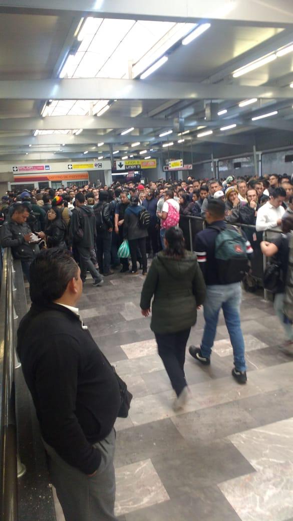 MVSNoticias's tweet photo. ATENCIÓN Colapsa Linea 9 del STC @MetroCDMX por falla en el suministro eléctrico. Está cerrado de la terminal Pantitlán hasta Velódromo; sólo está habilitado de esa estación hasta Tacubaya https://t.co/gS9v5p5Rm1