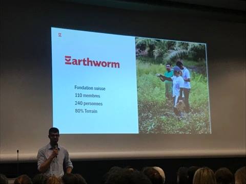 [#FactoryDesIdées] @BastienSachet de @Earthworm_Fr présente l'initiative @SolsVivants à @PRODURABLE > Appuyer la transition vers des pratiques #agricoles #régénératrices, restaurer la #fertilité naturelle des sols et lutter contre le changement #climatique ! 🌱🐛