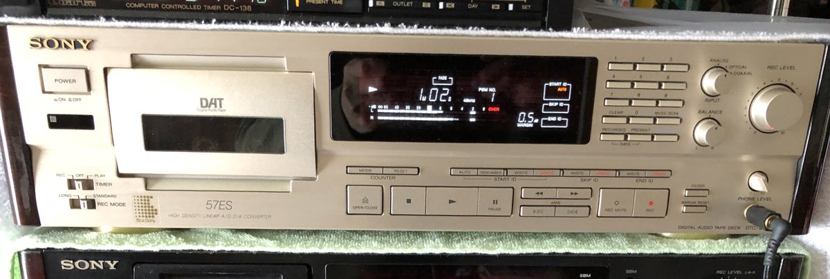 independentnet_'s tweet photo. 今でもDTC-57ESを使う時、最初に録音したSt.GIGAを聴いた時の感動が蘇って来ます。このデッキとはうん十年の付き合いですね。大事な一台です。 https://t.co/01c699bAox