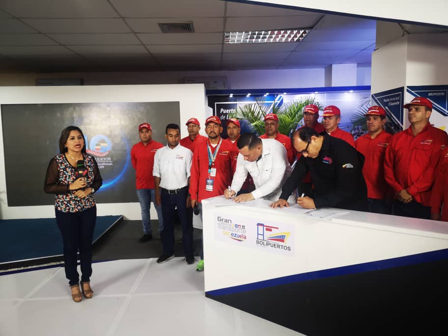 hugbelpsuv's tweet photo. En el marco de la Feria Portuaria firmamos acuerdos con @BolipuertosGob para la creación de núcleos universitarios para capacitar al futuro personal de la institución, además los trabajadores de los puertos recibirán certificaciones de sus saberes emitidos por la universidades https://t.co/SK1It5lFOh
