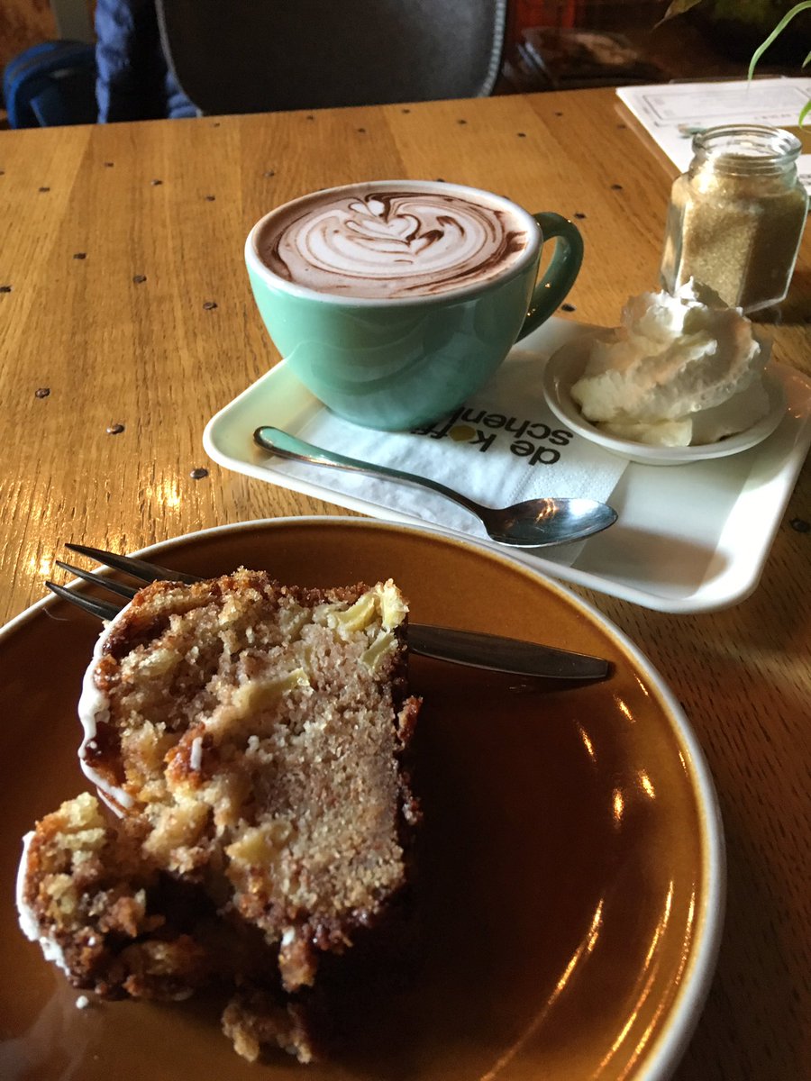 EmmaLucyHarper's tweet image. Well this holiday marlarkey is going rather well so far...#Amsterdam #cakeislife