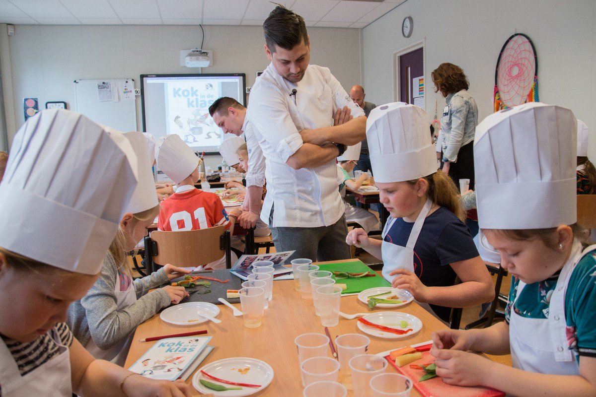 Ruim 2000 leerlingen op 90 basisscholen deden mee aan het eerste landelijke Kok in de Klas event. Chef Jermain de Rozario gaf les aan leerlingen in Helmond. Kok in de Klas werd georganiseerd door het Voedseleducatie Platform waar wij trotse partner van zijn.