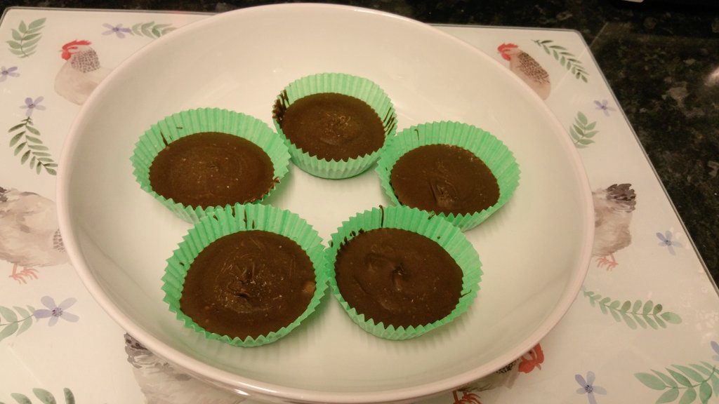 thevegansnuts's tweet photo. When a girl needs chocolate peanut butter cups and wants them now 😂😂😂🙈🍫 I have shamed myself in making them the lazy arse way LMAO. I melted peanut butter and chocolate together. Do I regret it. Hell nooooo they are amazing 😋👌🙌 #vegan #veganfoodshare #pbcups #veganfood 🌱 https://t.co/meavWDjhu2