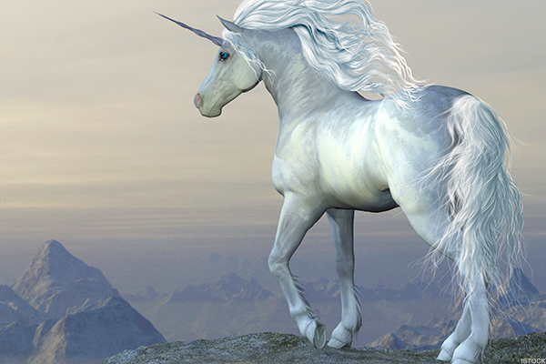 TextingAware's tweet photo. (Pictures or it didn't happen)  The only exception for you to touch your phone while driving.  A picture of this Majestic creature is a must!  Be safe.  Don't Text and Drive! Happy National Unicorn Day! https://t.co/X7ExGOLWvl