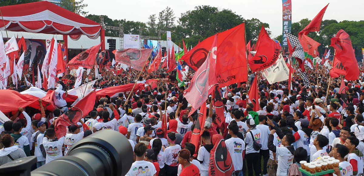 momonlengkar's tweet photo. Kita bisa jgn takut #SoloPastiJokowi https://t.co/d4d5pgcwtU