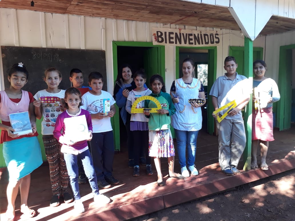#UdpmEnLasEscuelas visitamos y entregamos Banderas de mástil Aula Sat. 2 de la Escuela 707; además de kits de útiles que son muy apreciados por alumnos y maestros! #misionerismo <a href="/udpm_misiones/">UDPM</a> 

<a href="/passalacquaok/">Hugo Passalacqua</a> <a href="/herrerayflia/">Oscar Herrera Ahuad</a> 
#esfuerzocompartido