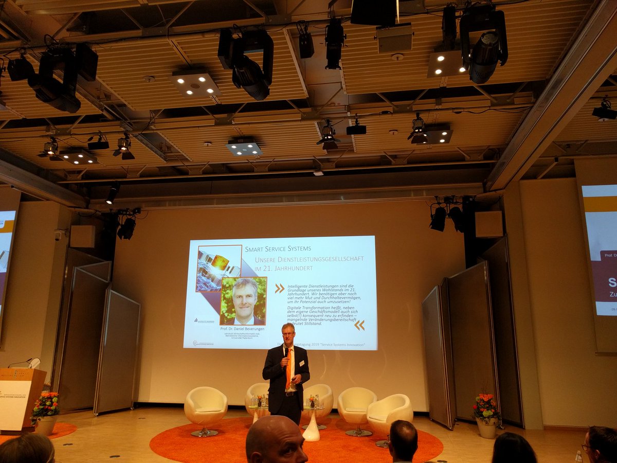 SsiService's tweet photo. Prof. Dr. Beverungen beschließt die Dienstleistungstagung 2019 mit einem kurzen Resümee und fasst die wichtigsten Ergebnisse zusammen. #ssiservice #Digitalisierung #Resümee https://t.co/8qg34Na55k