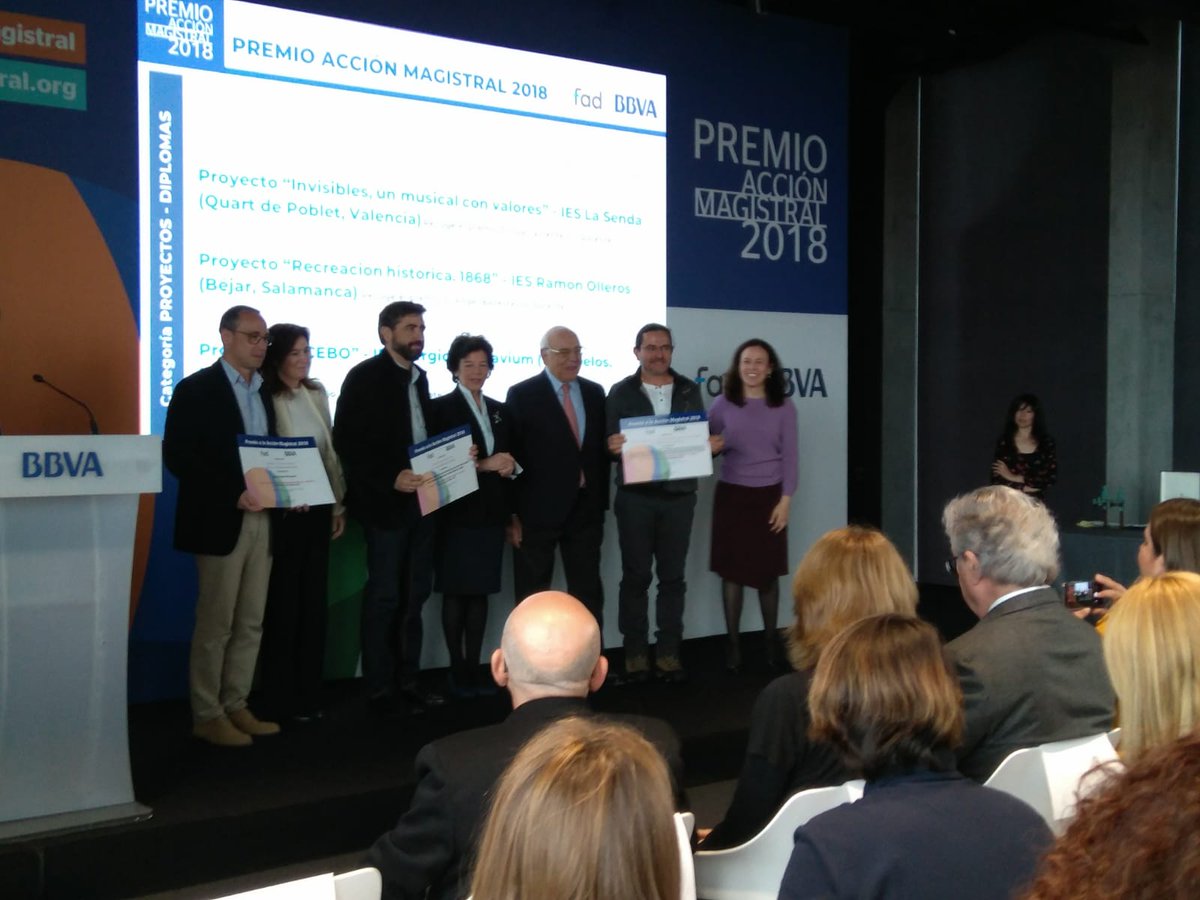 De manos de la ministra de Educación, acabamos de recoger el cuarto Premio Acción Magistral por el proyecto ACEBO. Un gran día para nuestro centro, para el #Bierzo , para  Castilla y León @educacyl . y para la Educación Pública.  @accionmagistral #iesbf