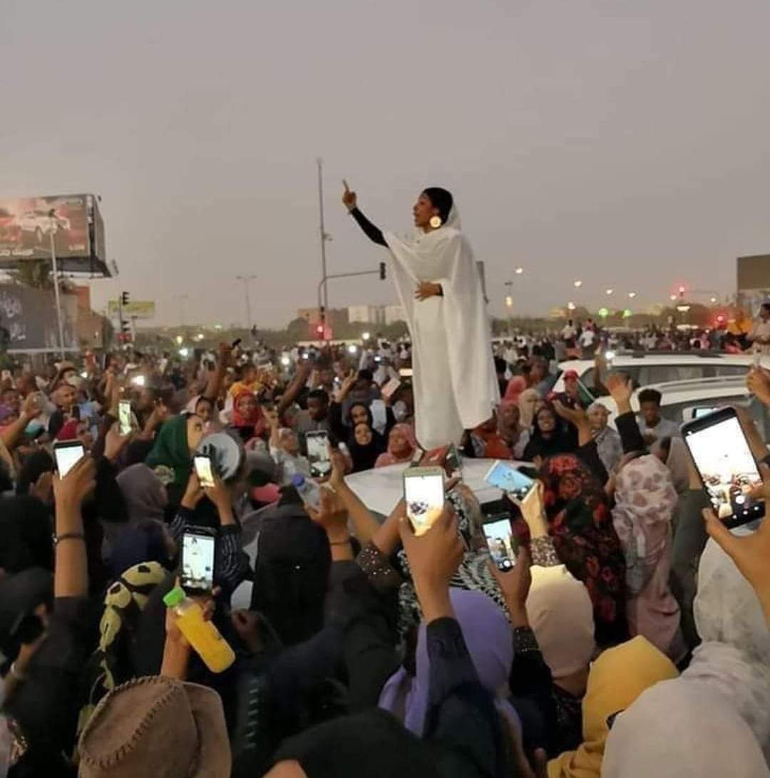 KOUNDOUGOUMI's tweet photo. #Africtivistes #Soudan #soulevement #populaire Quand la femme lève le poing, les tyrans tremblent...

#Soutien et #Solidarité au peuple soudanais en lutte

#Keepiton #Nonetshutdown #Maalla_Gatétou https://t.co/VSxC97eFOp