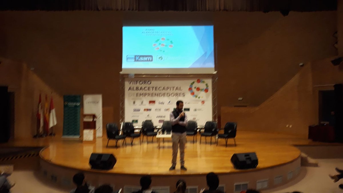 Salva López (SalvaRock) nos ha levantado, literalmente, de los asientos con su "Emprender en clave de Rock"

Después nos hemos ido a tomar un café para recuperarnos, y entonces Kiko y David Pardo, nos han explicado su proyecto AgroKaam

Seguimos ...