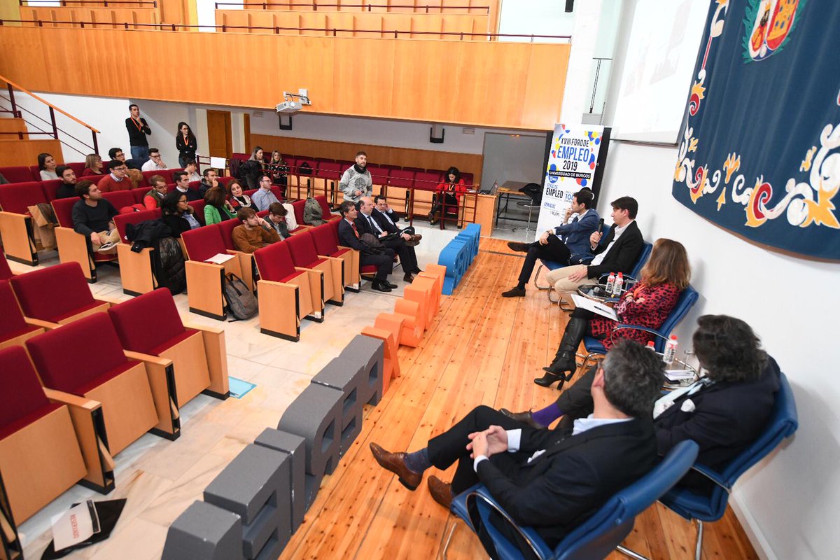 "Las competencias tecnológicas, las competencias técnicas y los #idiomas son muy importantes. Busca tus puntos fuertes, tus competencias, aquellas que te van a permitir destacar". Diego Rodríguez de @VeraliaE en #PYXperienceUBU