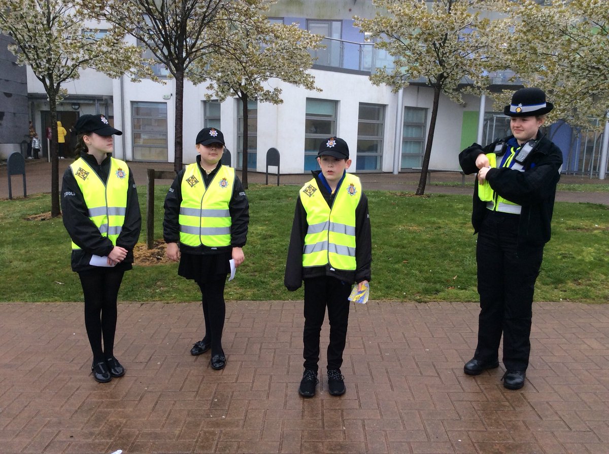 BHVCHeddluBach's tweet photo. Our Heddlu Bach were ably assisted today by the wonderful #CSOGunter and #CSOShearn on their parking patrol outside @bhvcprimary this morning #minipolice #workingtogether #safeparking @gpsuptmrichards @gppontypool #heddlubach https://t.co/QhB6PCBDlF
