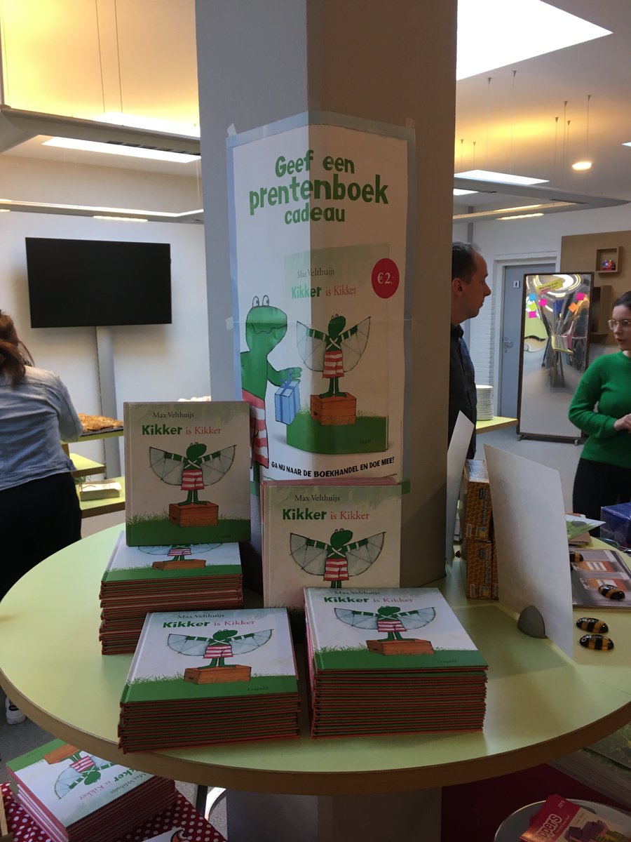 Afgelopen vrijdag is de actie #geefeenprentenboekcadeau gestart. Tijdens onze Regionale Dagen Jonge Kind verkocht @kbwIndeWolken het prentenboek Kikker is Kikker. Steun jij de actie ook? Meer over de actie: geefeenprentenboekcadeau.nl