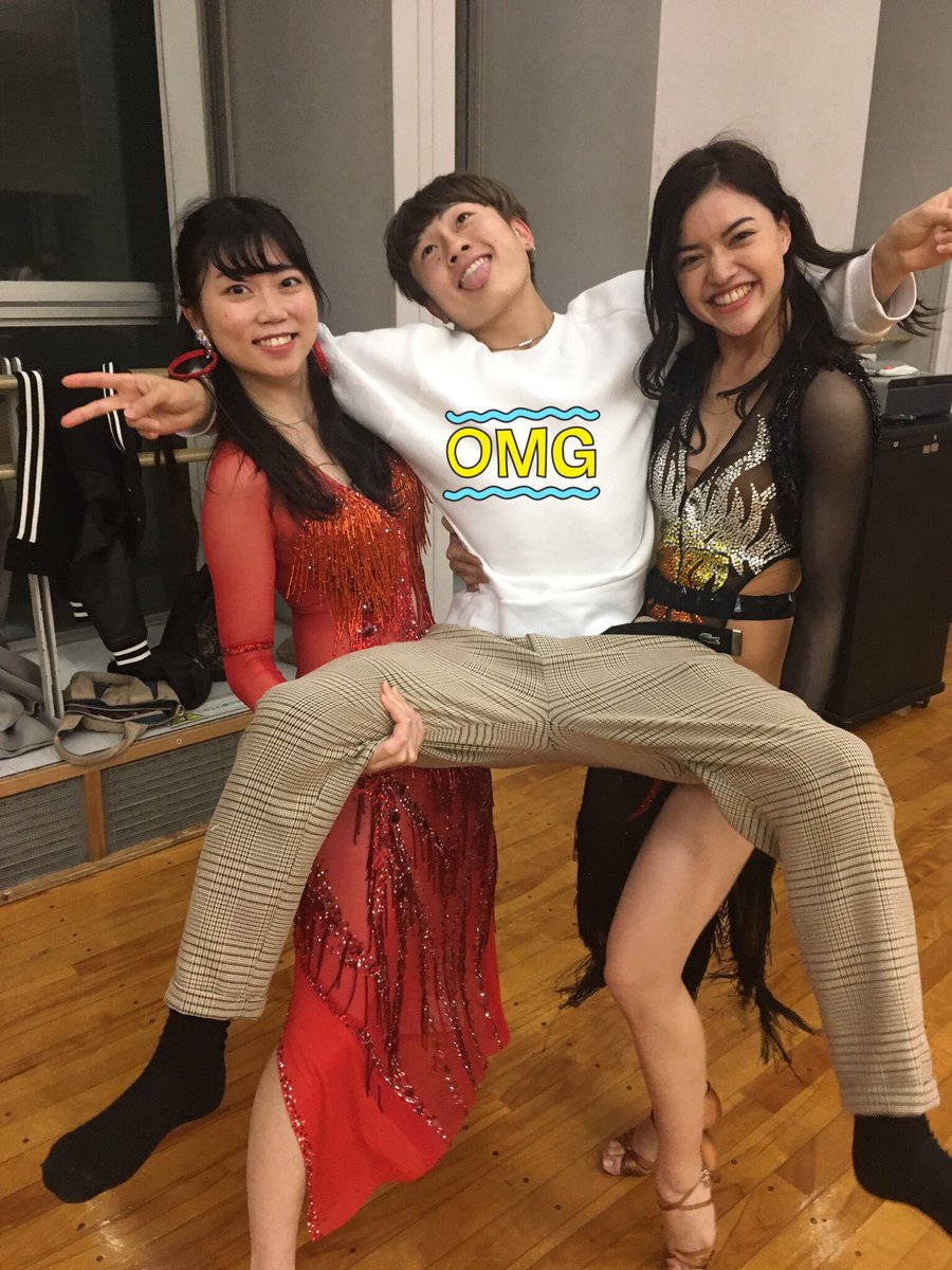 みなさんこんばんは✨本日はコズミックセンターでパフォーマンスを行いました💓パフォーマンスのリピーターも出てきて、ジルバの足型完璧な子もいました😳
①ジルバ異性上級踊り込み💃
②我らが新幹部、モダ技ラテ技👍
③美女2人に担がれた副将🤣