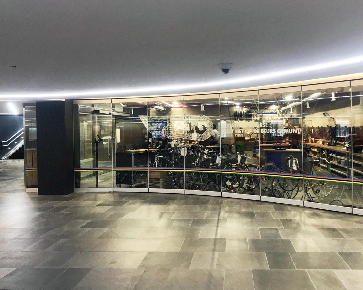 Op zoek naar een veilige parkeerplaats voor je fiets in het centrum? 🚲  
Dan kan je gebruik maken van onze nieuwe fietsenparkings in metrostations De Brouckère en Beurs.

@onebrussels