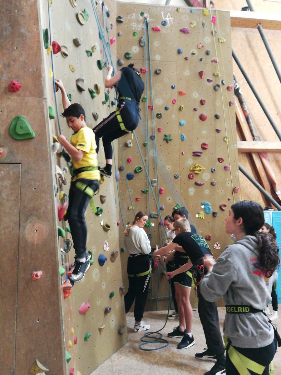 nogensmenys's tweet photo. Penúltim dia #intercanvi19 @InstitutSantPol Avui hem anat a escalar #klettern #spaß https://t.co/seZhWRktVK