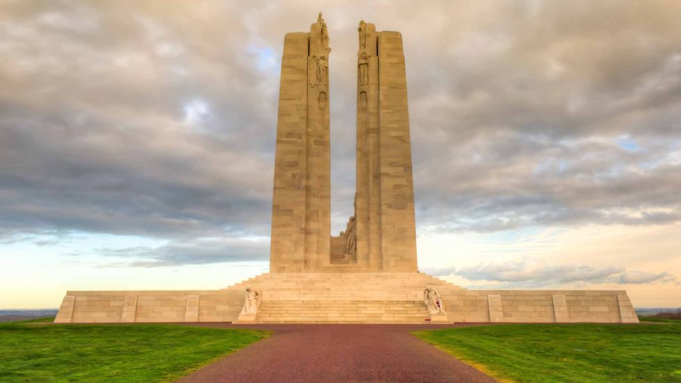 Take time to #Remember #VimyRidgeDay on this day 102 years ago Canadian troops began a battle no other Allied nation could win, giving Canada it's first moment of national pride coast to coast. It came at a cost of 3598 dead & 7000 wounded

#LestWeForget