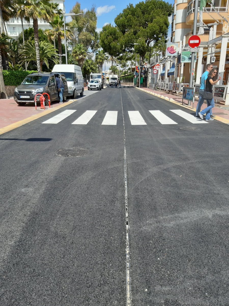 amador_flecha's tweet photo. @ajuntpalma #playadepalma creo que se debería pintar una linea blanca para separar carriles, hoy mi primer #kamikaze https://t.co/IZrt58DLo2