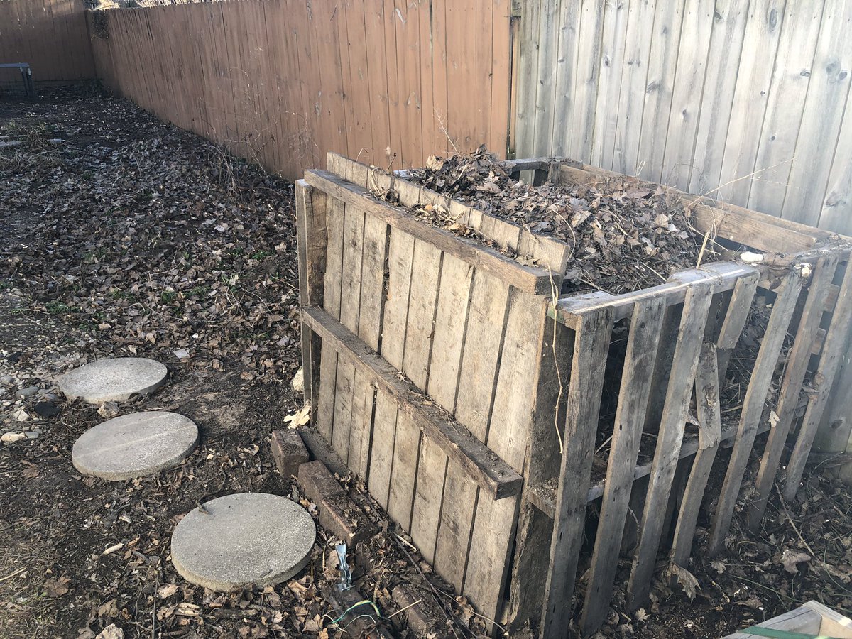 this photo isn’t glamorous, but it’s important to talk about how simple it is to compost food scraps &amp; yard waste at home...
instagram.com/p/BwCEb21n8CJ/

#compost #foodwaste #rot #localfood #farmer #urbanfarmer #backyard #backyardgarden #garden #growfoodnotlawns #spring