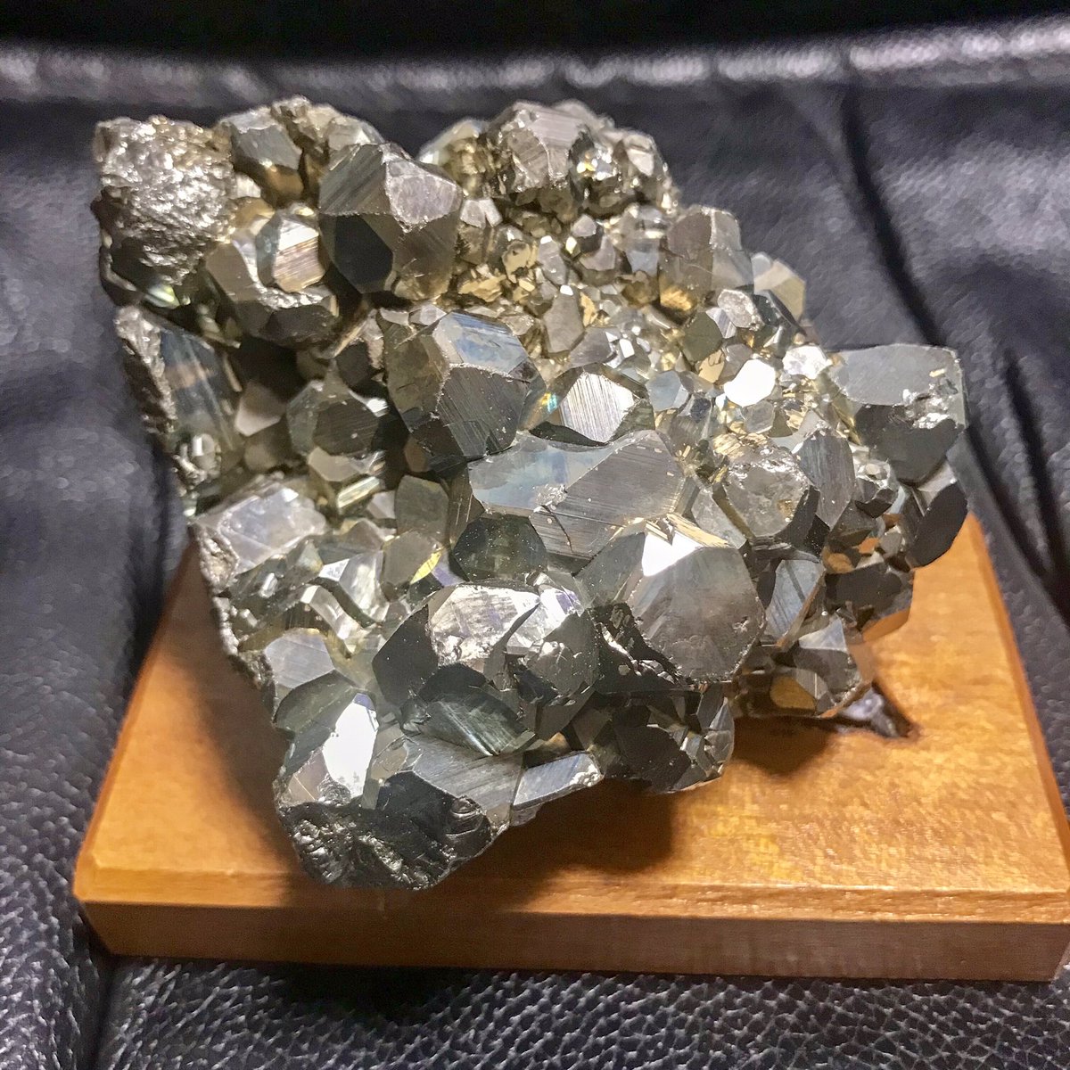 足尾銅山で採鉱された黄銅鉱。紛い物ではない。過日、某所から寄贈を