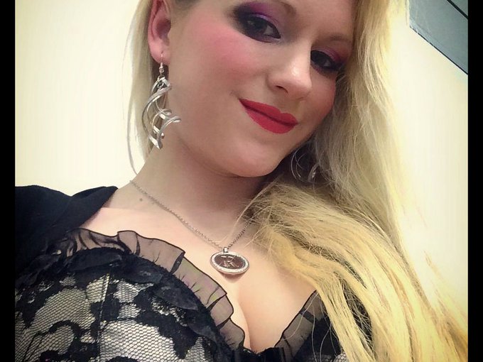 I'm online right now on skyprivate (live skype show). https://t.co/64Py8aDApd . if you like RT. thanks<a href="/tag/mvsales"class="tags"><span>#mvsales</span></a>