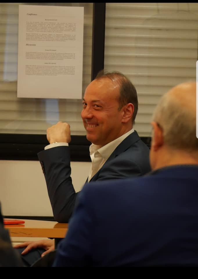 master_distic's tweet photo. l'intervention de Monsieur Bernard  Dagenais professeur de l'université Laval au Québec sur le rôle des relations publiques le pouvoir des sources dans la définition des connaissances https://t.co/9CsZBJxBb2